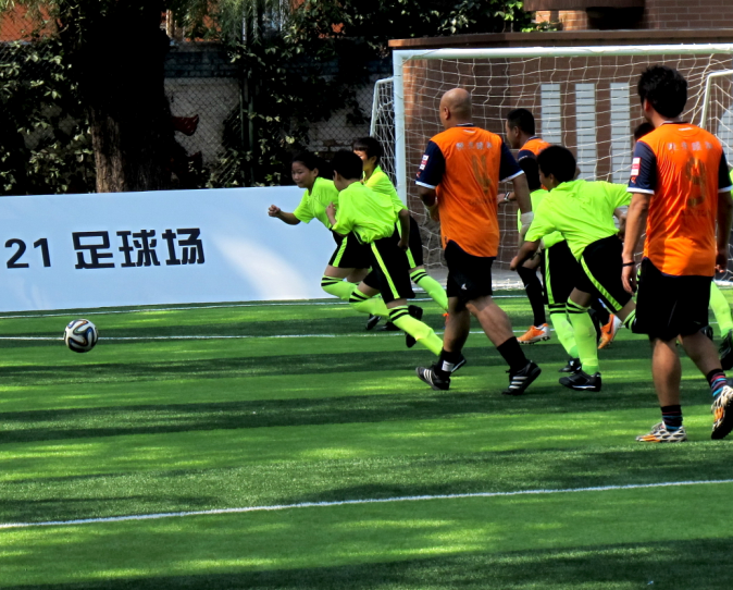 中国商学院足球联盟安民小学捐赠球场启动_虎