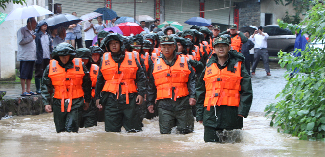 民族骄傲!周鹏向抗洪英雄致敬_虎扑CBA新闻