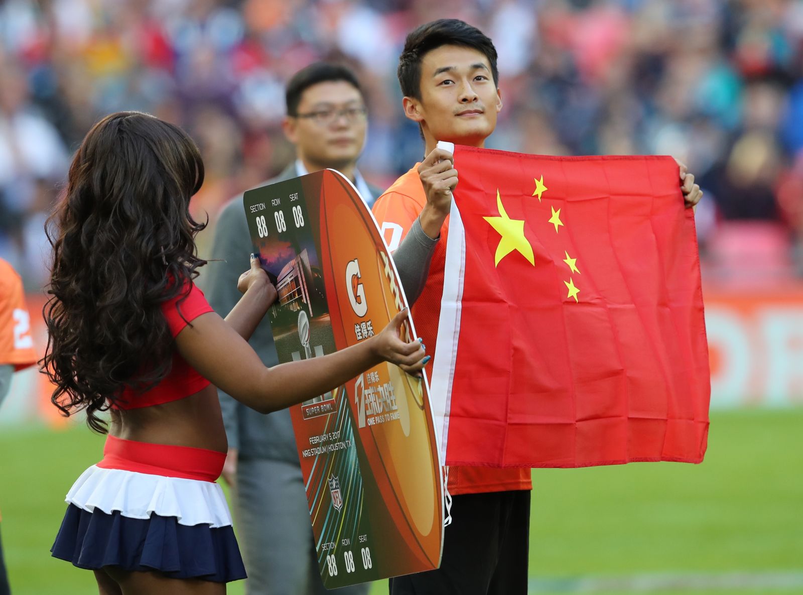 足球——世预赛：球迷助阵中国队|中国队|球迷|加油_新浪新闻