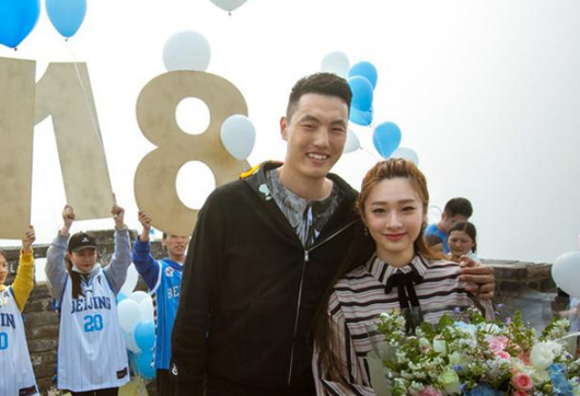 翟晓川妻子晒亲吻照"虐狗":祝大家双节甜甜