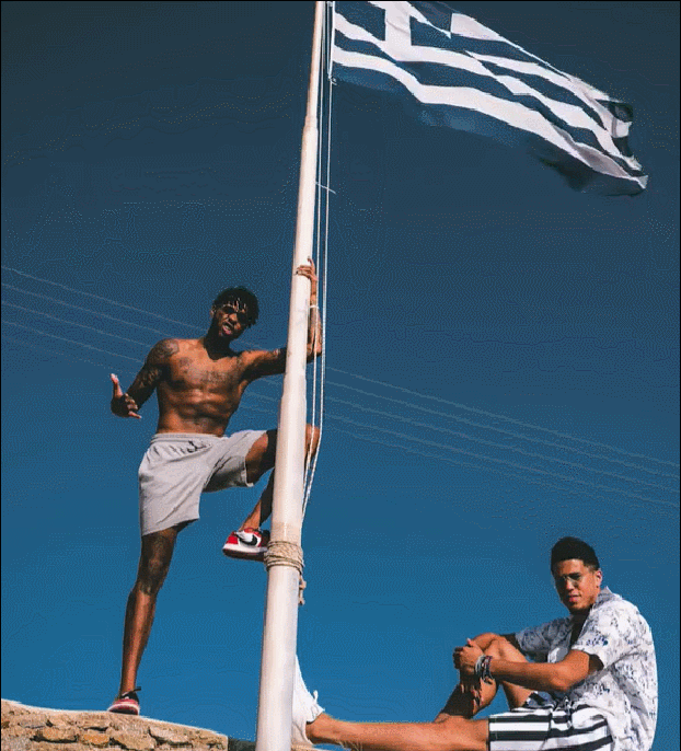 拉塞尔与布克在希腊国旗下合影_虎扑nba新闻