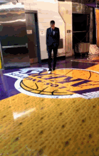 湖人6分惜败骑士,佩林卡在球员通道踱步思考 NBA新闻 第2张 湖人6分惜败骑士,佩林卡在球员通道踱步思考 NBA新闻 第2张