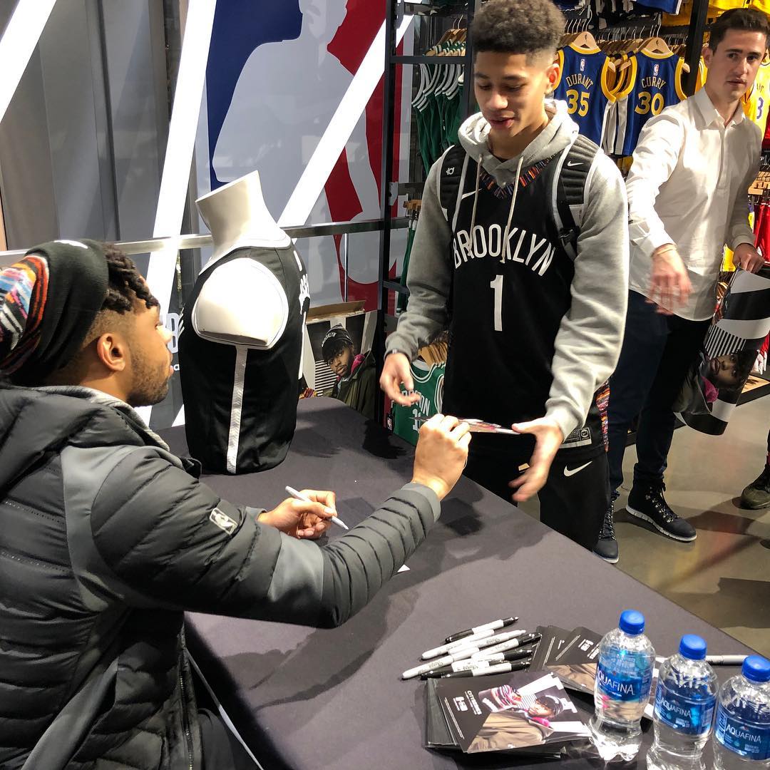 幸运!丹吉洛-拉塞尔在nba商店为小球迷签名