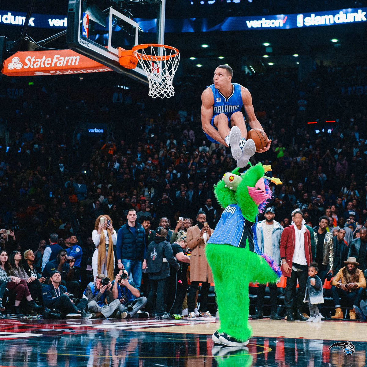 戈登在北京时间2016年2月14日的全明星扣篮大赛上飞越自己进行扣篮的