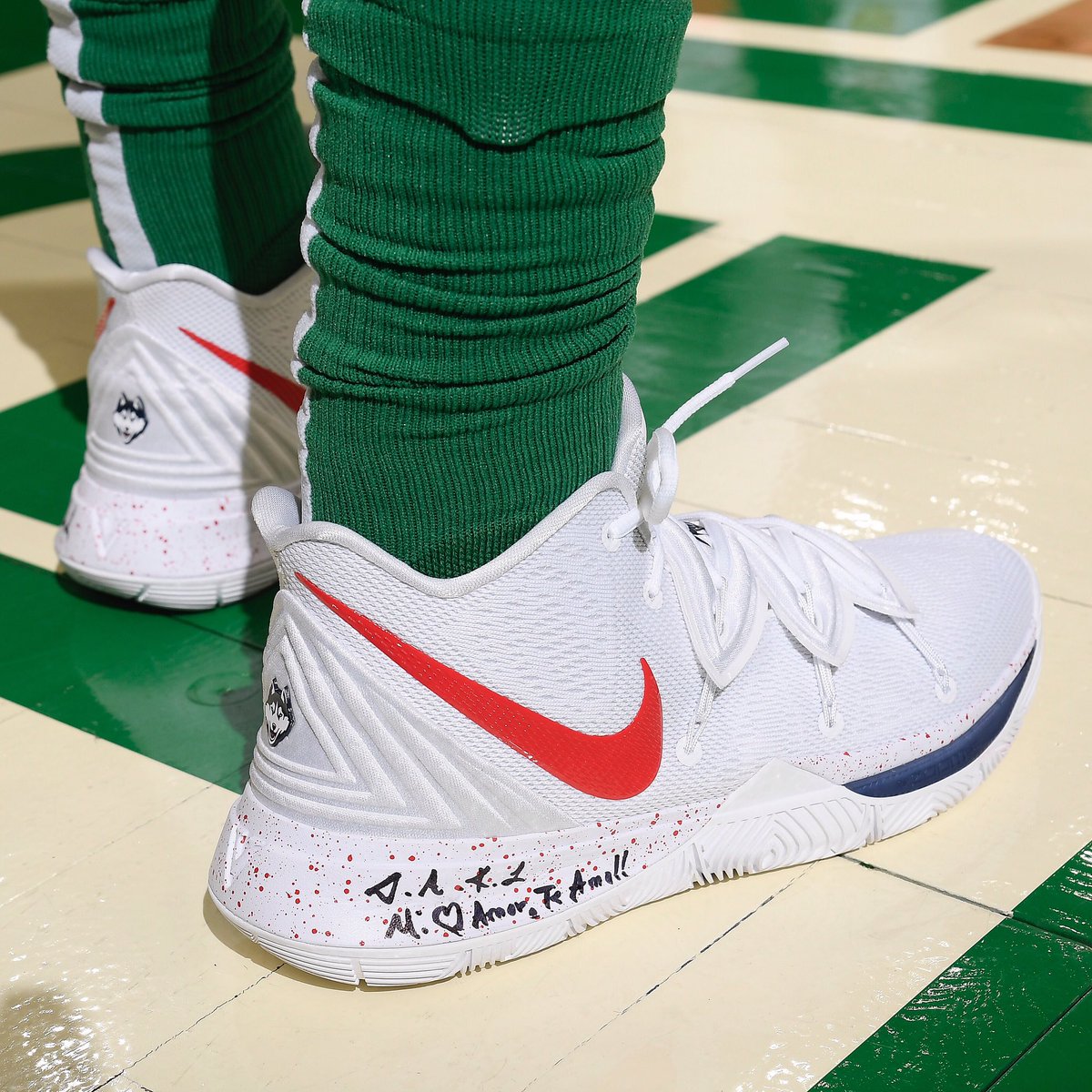 今日常规赛上脚球鞋一览:欧文上脚Kyrie5 NBA新闻 第3张 今日常规赛上脚球鞋一览:欧文上脚Kyrie5 NBA新闻 第3张
