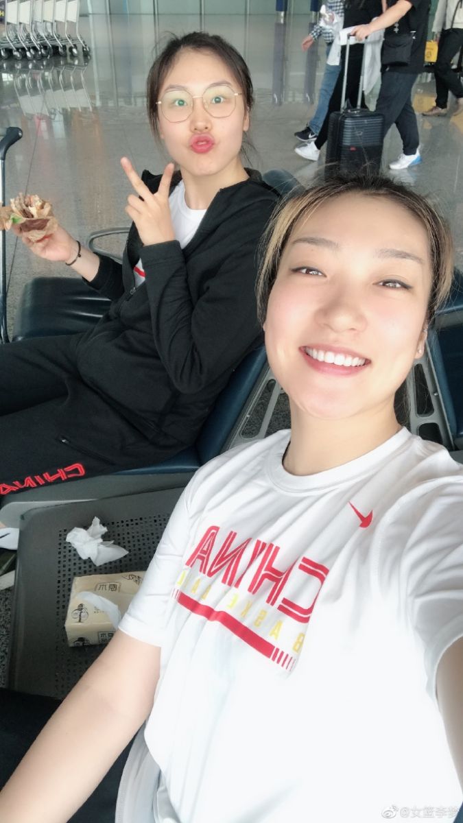 李梦晒团队合照,中国女篮启程赴美拉练