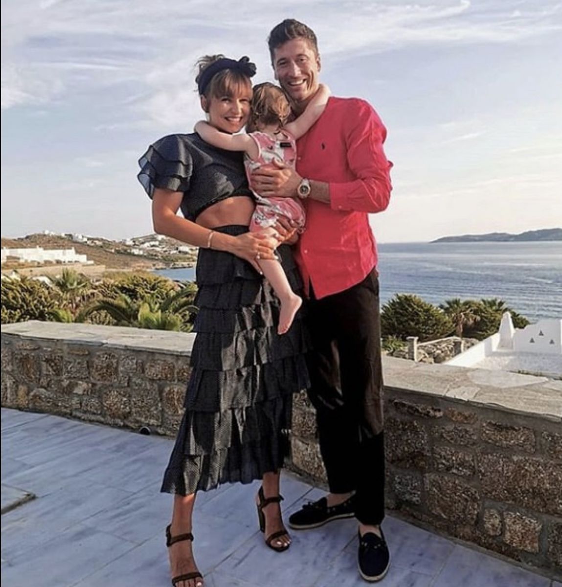莱万多夫斯基与妻子女儿在一起度假