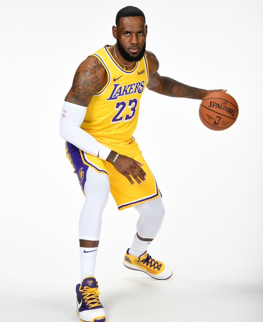 nba官方发图对比詹姆斯定妆照:从第1年到第17年