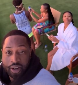 韦大爷的退休生活!韦德更新ins晒与家人海滩度假