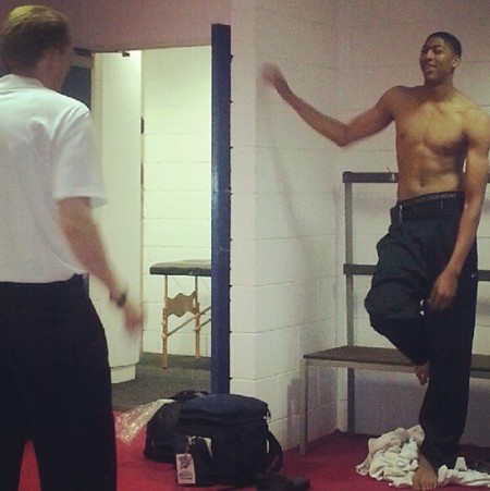 半身赤裸的安东尼-戴维斯在唱生.