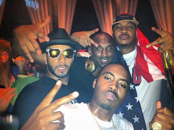 科比、安东尼和说唱歌手Nas在.