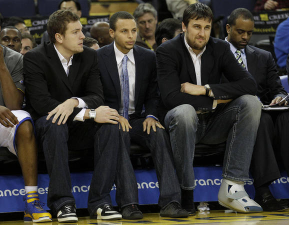 上赛季,勇士队遭遇大幅伤病,队.