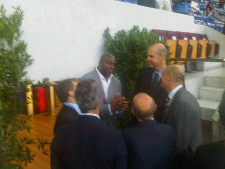 篮球界传奇人物魔术师约翰逊正在诺坎普准备观