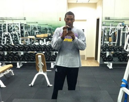 慈世平他老爷子晚上10点多不睡觉,在健身房里