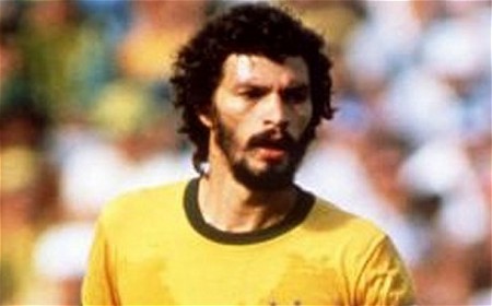 80年代巴西足球中场大师苏格拉底把足球变成