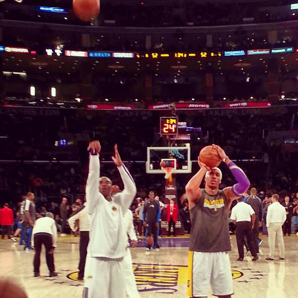 半场时科比在练习罚球,霍华德也.