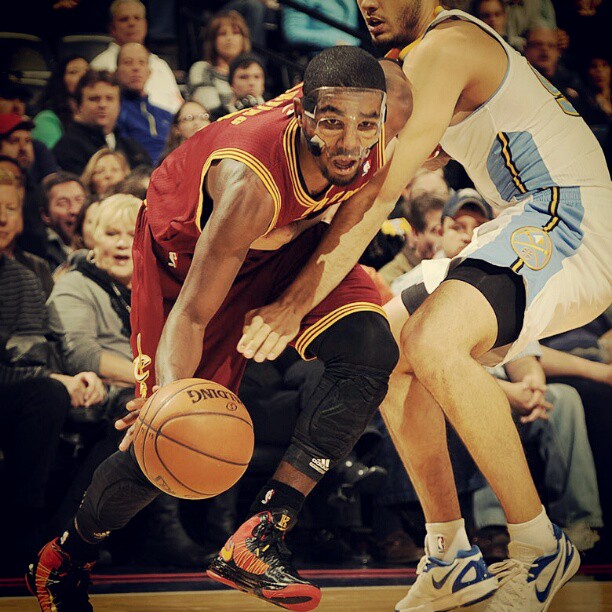 骑士队凯里-欧文在比赛中突破上