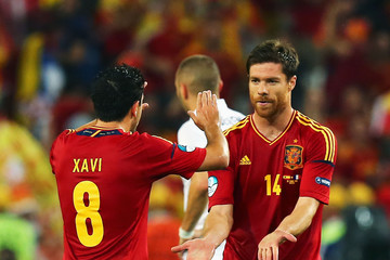 西班牙中场大将哈维和阿隆索昨天.