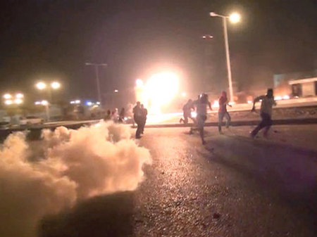 巴林警方向抗议F1的人群发射催泪瓦斯_虎扑赛