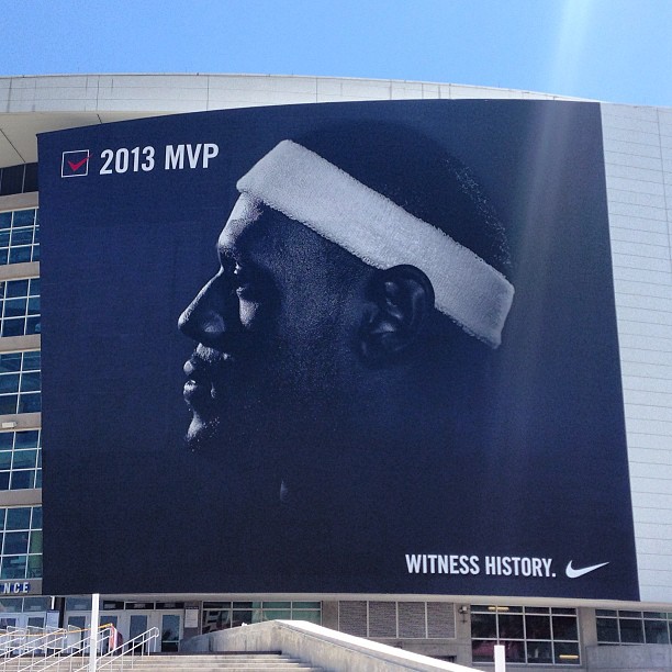 美航球馆的外观今天看起来有点不.