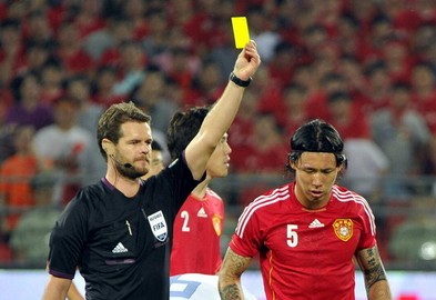 裁判专家:秦升红牌无误,张琳芃逃红牌_虎扑中