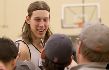 凯利-奥利尼克:自己更适合在联盟打大前锋_虎