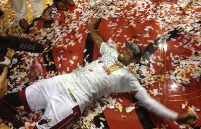 韦德说:十年,3座总冠军。迈.