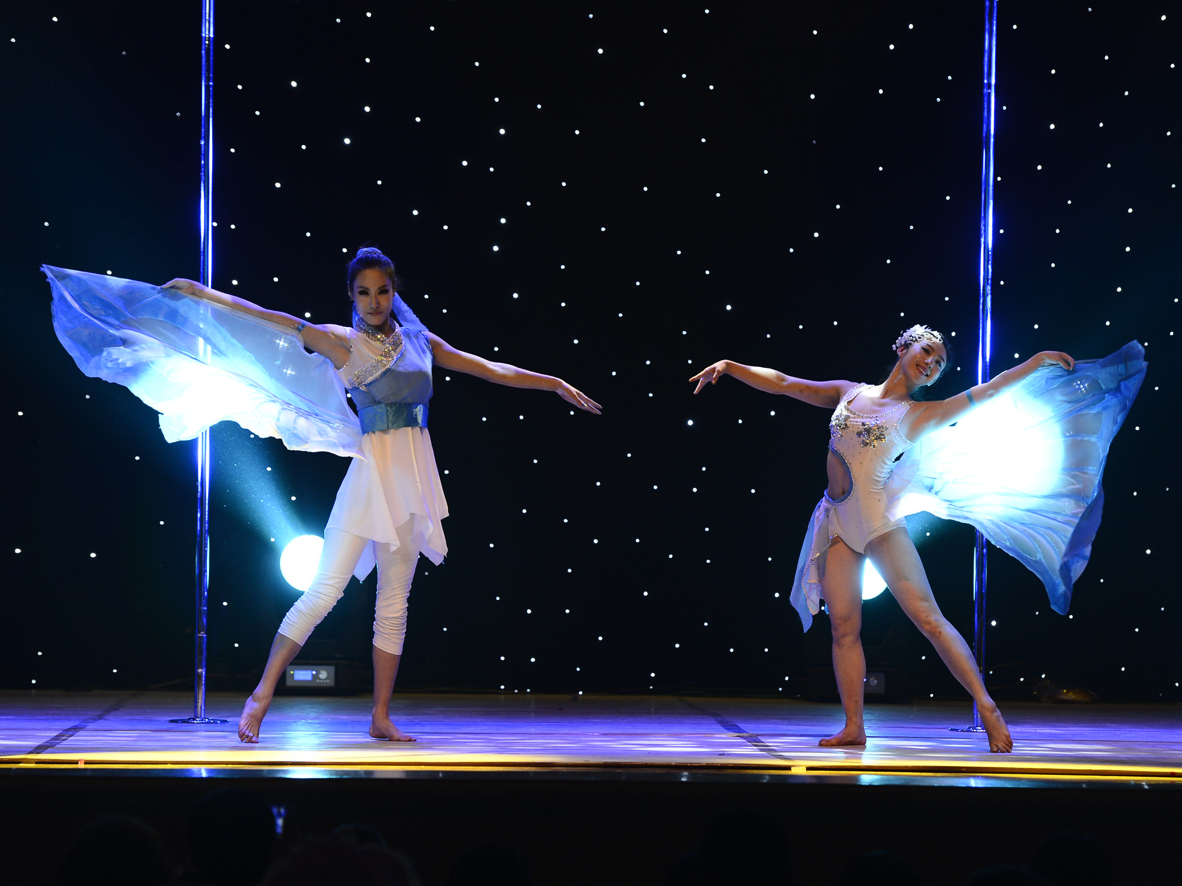 钢管舞剧《黑白青春》:中国式太阳马戏团_虎扑综合体育新声