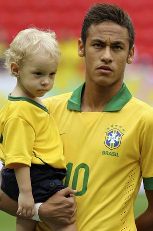 昨天比赛前内马尔抱着他的儿子