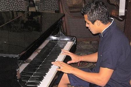 图片:年轻的桑切斯,弹钢琴。#.