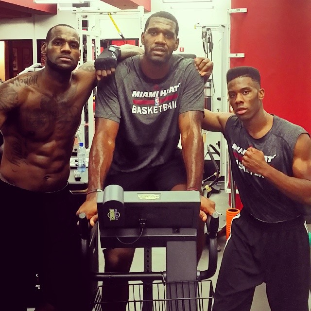 休息日,詹姆斯、奥登和科尔一起训练_虎扑NBA新声