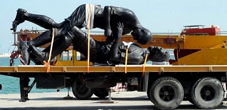 卡塔尔移走齐达内头顶马特拉齐的争议雕塑