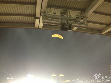 亚冠决赛 滑翔伞也上阵了。中场.