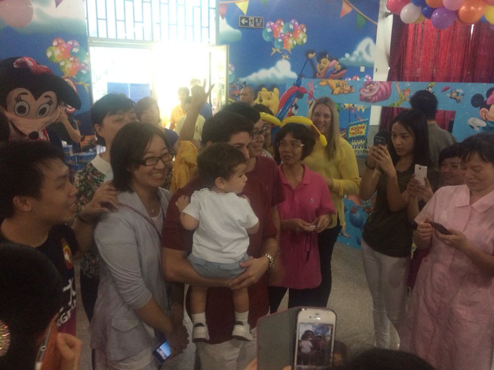 德艺双馨!孔卡现身福利院参加慈善活动_虎扑中