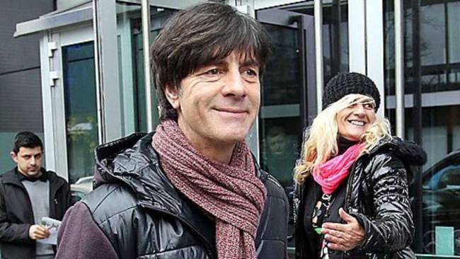 囧!球员伤完教练伤,勒夫踢球手指不慎受伤