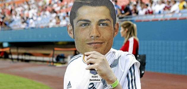 4万多名皇马球迷将戴面具力挺C罗夺金球奖