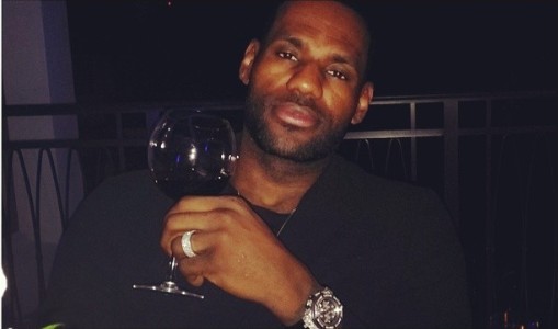 詹姆斯:酒吧喝酒被查证件_虎扑NBA新声