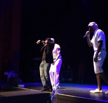 郑肯、巴蒂尔和奥登合唱一曲,从.