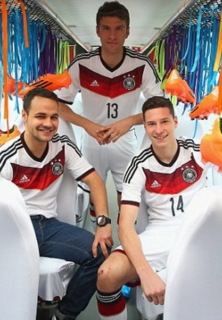 穆勒携队友展示德国队新球衣.