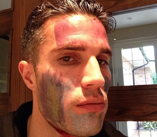 爸爸不高兴了,<em>范佩西</em>脸部被<em>女儿</em>乱画_虎扑国际