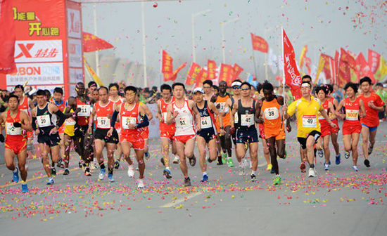 <em>郑开马拉松</em>吸引EMBA多所商学院组团参赛_虎