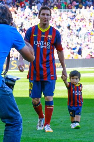 图片:梅西和他的儿子蒂亚戈在赛.
