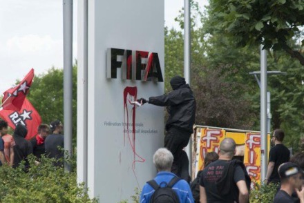 国际足联总部遭袭击,油漆染红LOGO