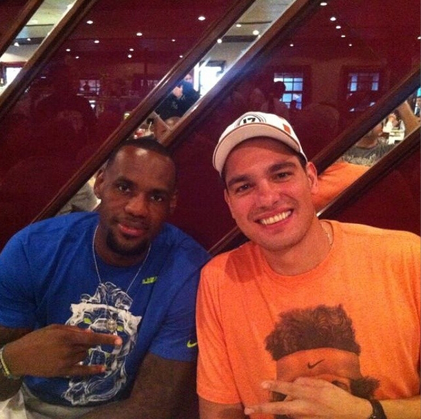 詹姆斯抵达巴西,和瓦莱乔聚旧_虎扑NBA新声