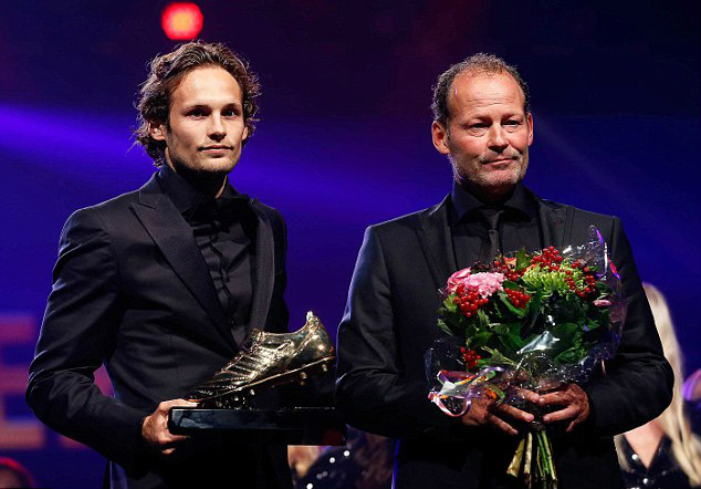 【曼联师徒范加尔与布林德回国领奖】易车足球