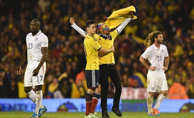 哥伦比亚队伦敦热身，J罗受女球迷追捧_虎扑国际足球新声