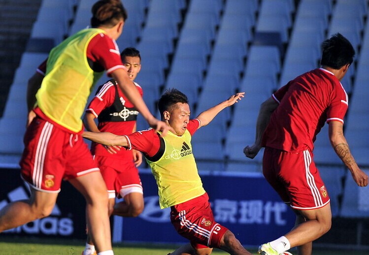 孙可亚洲杯首场停赛,三将右前卫齐争首发_虎扑