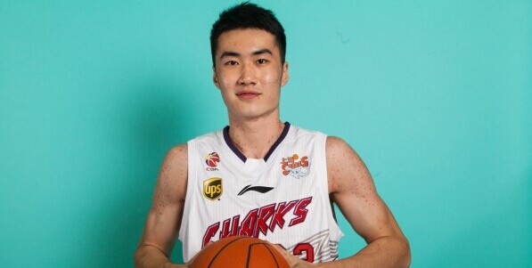 上海大鲨鱼前锋翟逸出席球队球迷活动_虎扑C