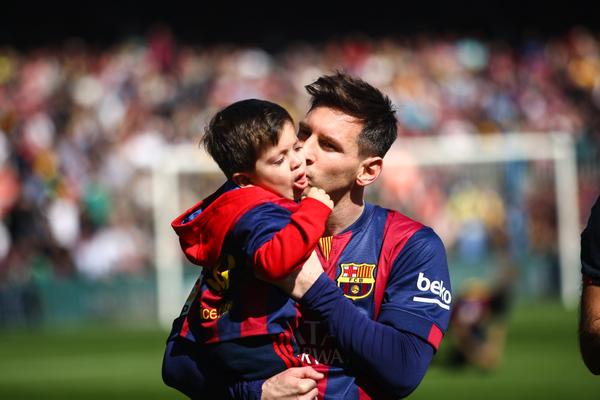 梅西与儿子蒂亚戈。