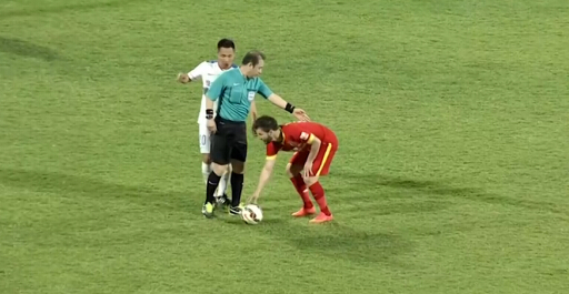 申花遭快发任意球偷袭,主裁判罚惹争议_虎扑中